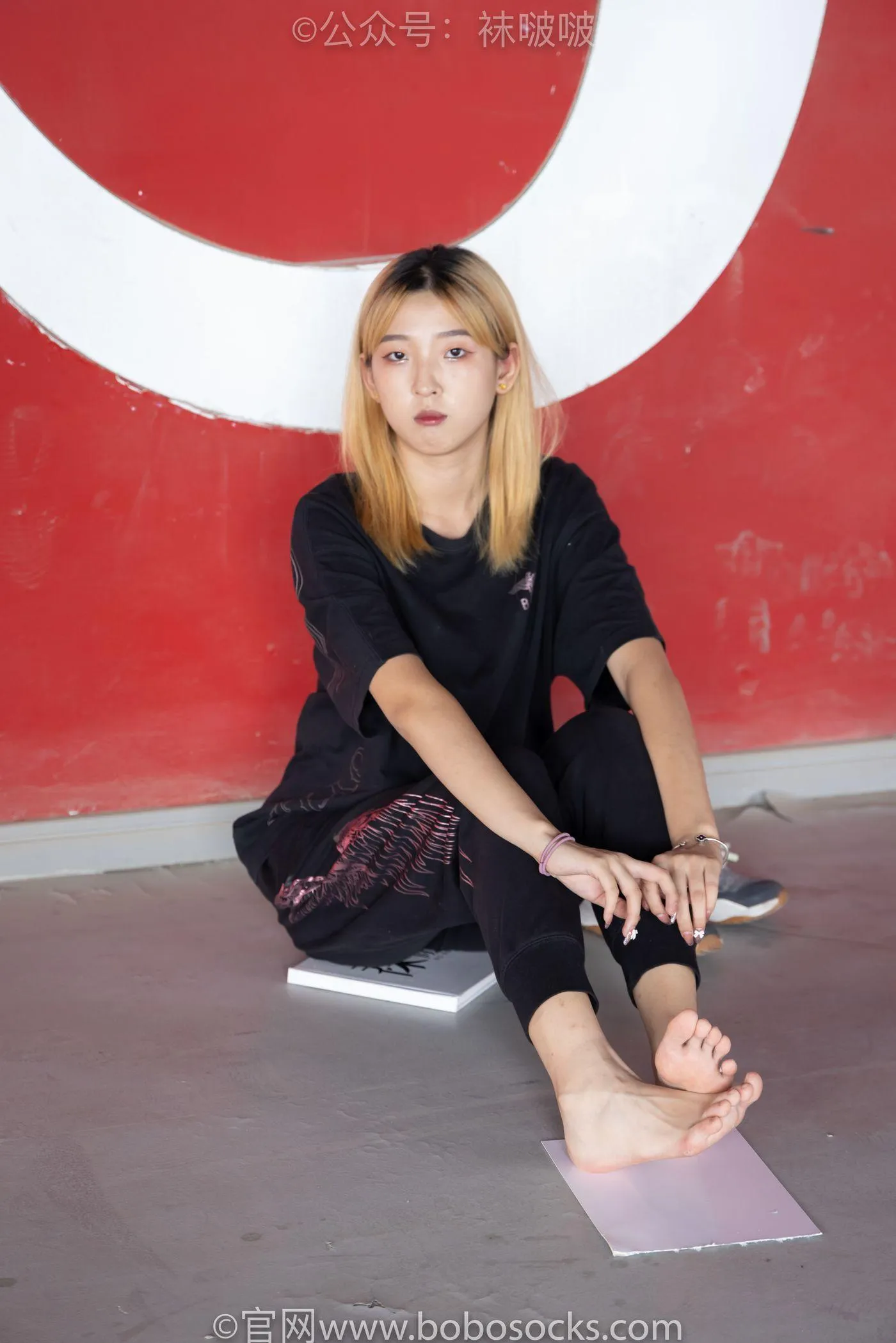 [BoBoSocks袜啵啵]NO.018 木木-运动鞋、白棉袜、裸足 [136P]插图4